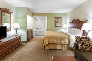 هتل Quality Inn & Suites At Dollywood Lane