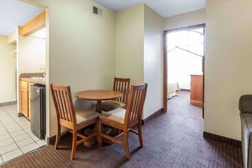 هتل Quality Inn & Suites At Dollywood Lane