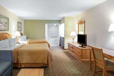 هتل Quality Inn & Suites At Dollywood Lane