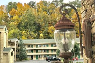 هتل Quality Inn & Suites At Dollywood Lane
