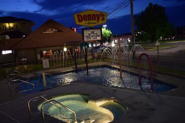 هتل Quality Inn & Suites At Dollywood Lane