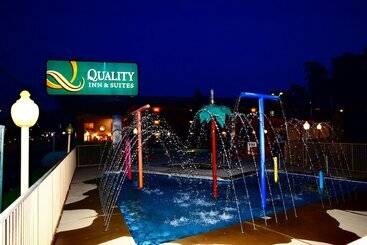 هتل Quality Inn & Suites At Dollywood Lane