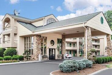 هتل Quality Inn & Suites At Dollywood Lane