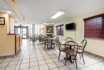 هتل Quality Inn & Suites At Dollywood Lane