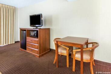 هتل Quality Inn & Suites At Dollywood Lane