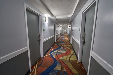هتل The Mariner Resort Cape Cod By The Red Collection