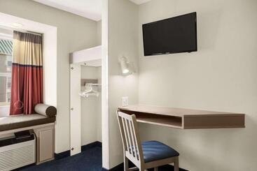 Microtel Inn By Wyndham Louisville East