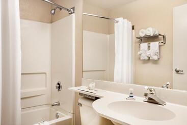 Microtel Inn By Wyndham Louisville East