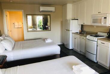 Moonlight Beach Motel