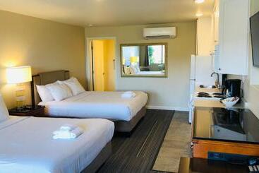 Moonlight Beach Motel