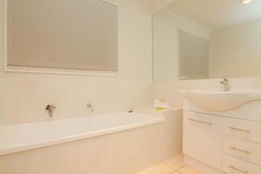 Alrima Lodge, Bright