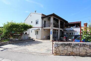 پانسیون Apartments Eva