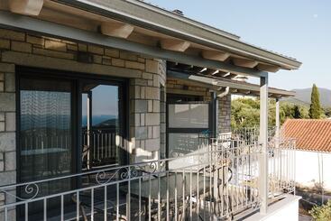 Villa Mons & Mare