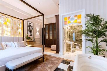 هتل Myr Palacio Vallier