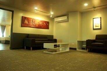 West Plaza Hotel At Lebuu Street