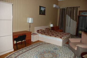 پانسیون Almaz Guest House