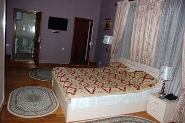 پانسیون Almaz Guest House