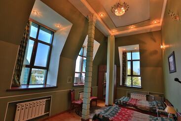 پانسیون Almaz Guest House