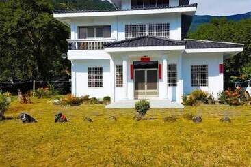 پانسیون Pine Garden Family Villa
