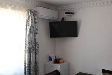 پانسیون Roba Monakedi Guest Lodge