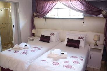 پانسیون Roba Monakedi Guest Lodge