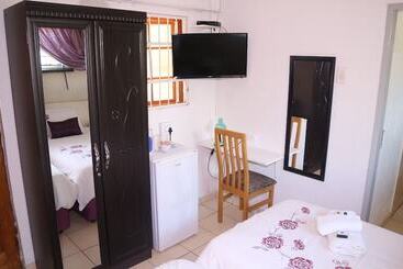 پانسیون Roba Monakedi Guest Lodge
