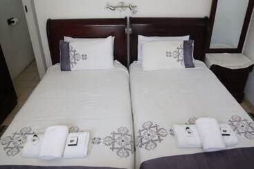 پانسیون Roba Monakedi Guest Lodge