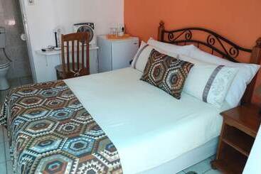 پانسیون Roba Monakedi Guest Lodge