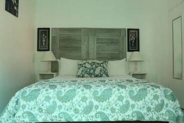 پانسیون Roba Monakedi Guest Lodge