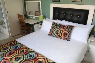 پانسیون Roba Monakedi Guest Lodge