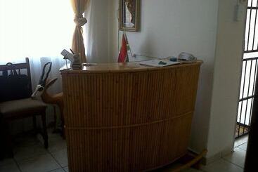 پانسیون Roba Monakedi Guest Lodge