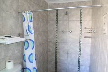 پانسیون Roba Monakedi Guest Lodge