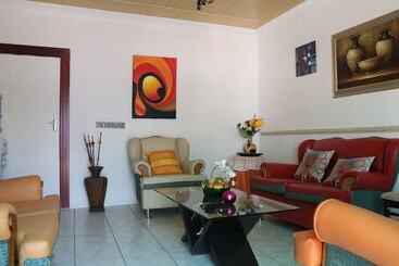 پانسیون Roba Monakedi Guest Lodge