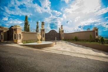 La Toscana Hills