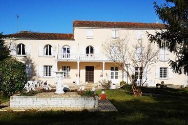 Le Clos Des Cedres B&b