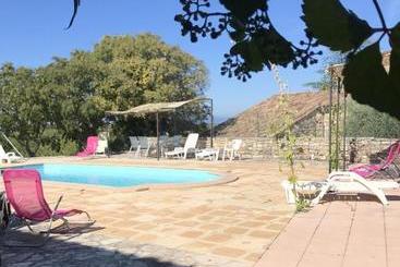 Жильё для туристов Maison Accueillante A Orgnac L Aven Avec Piscine Partagee