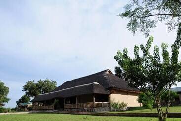 هتل Pakuba Safari Lodge