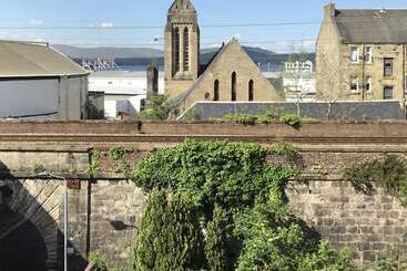 Two Bedroom Victorian Flat In The Centre Of Port Glasgow Close To All Amenities