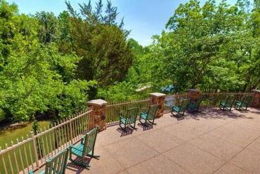 Music Road Resort Hotel And Inn