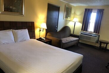 هتل Nendels Inn & Suites Dodge City Airport