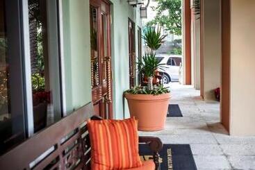 هتل The Mutiny Luxury Suites