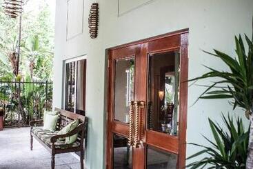 هتل The Mutiny Luxury Suites