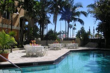 هتل The Mutiny Luxury Suites