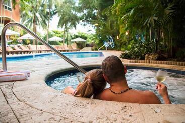 هتل The Mutiny Luxury Suites