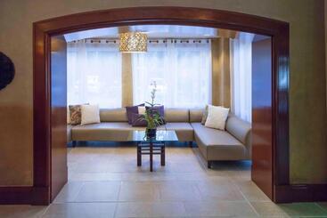 هتل The Mutiny Luxury Suites