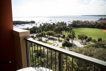 هتل The Mutiny Luxury Suites