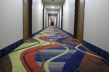 مُتل Westbridge Inn And Suites