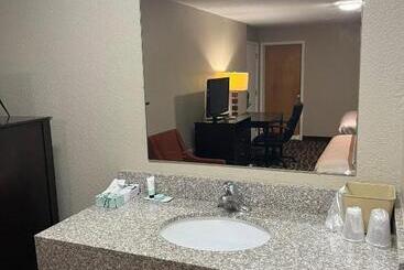 مُتل Westbridge Inn And Suites