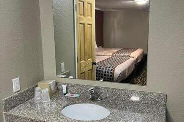 مُتل Westbridge Inn And Suites