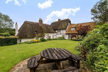 Yew Tree Cottage  Sleeps 12, Garden & Pet Friendly
